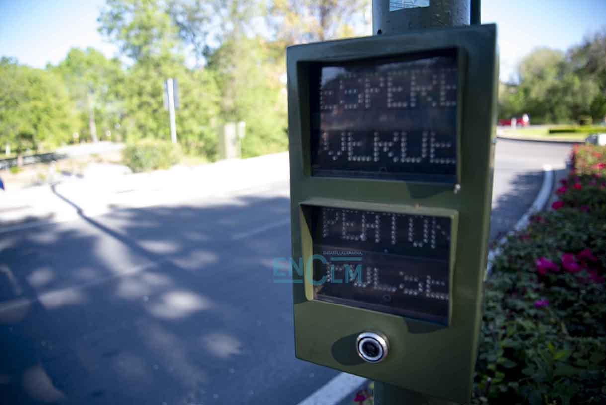 Imagen de un semáforo sin suministro eléctrico - Foto: Rebeca Arango