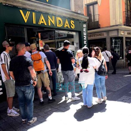 Colas en un comercio chino.