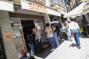 Colas en un comercio chino.