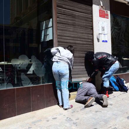 Un ciudadano saliendo del restaurante en el que trabaja y cuyo cierre es eléctrico.