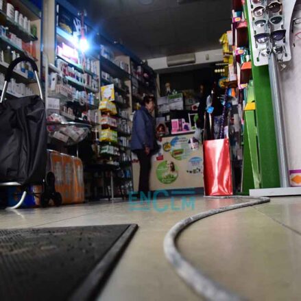 La farmacia de la calle Tornerías ha improvisado una iluminación con un pequeño generador.
