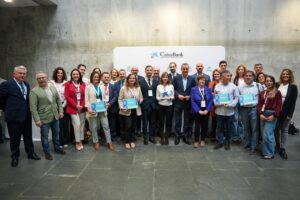 Foto de familia de autoridades finalistas y miembros del jurado de la 18ª edición del Premio EmprendeXXI de Castilla-La Mancha.