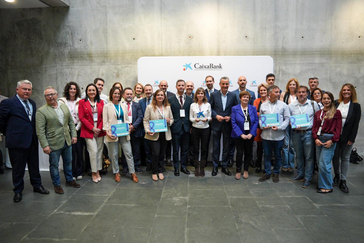 Foto de familia de autoridades finalistas y miembros del jurado de la 18ª edición del Premio EmprendeXXI de Castilla-La Mancha.