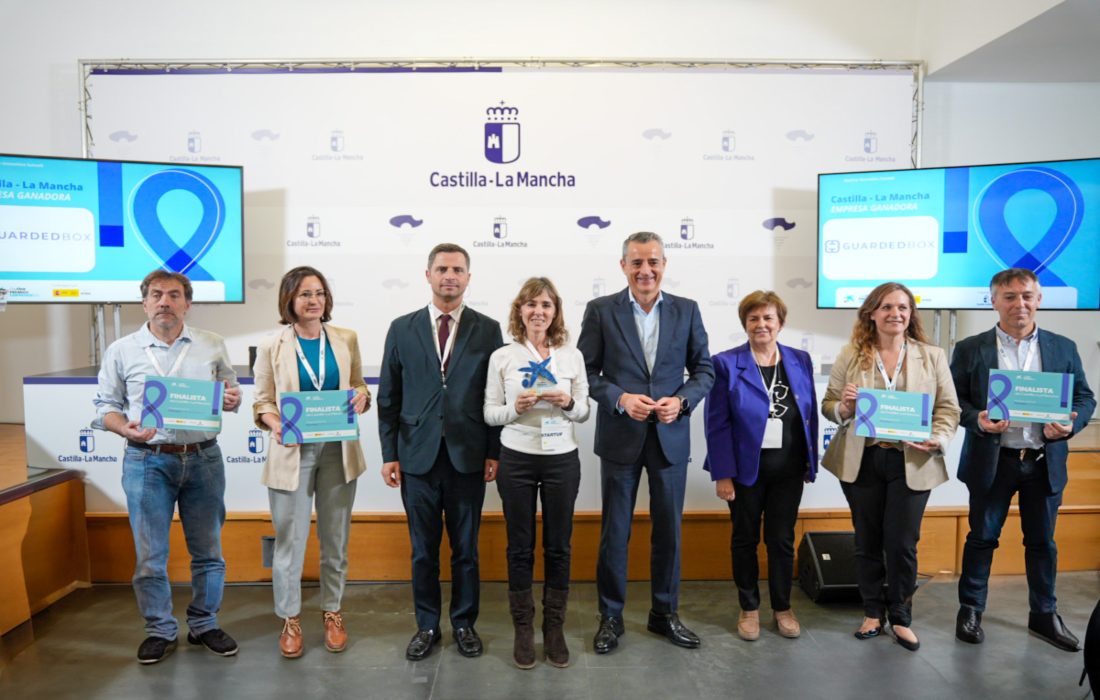 Foto de autoridades con la ganadora y los finalistas.