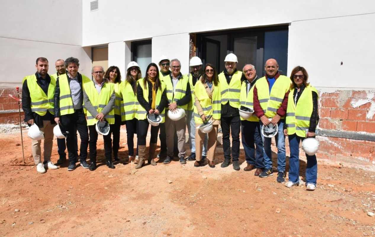 Bárbara García Torijano visitó las obras de la nueva residencia de Campillo de Altobuey.