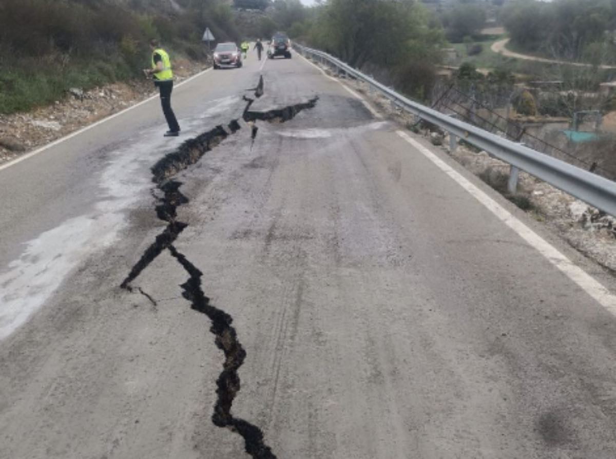 Foto de la carretera CM-2005 hundida en Brihuega (Guadalajara). Foto: 112