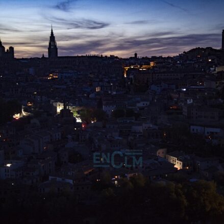Anochecer del Casco de Toledo sin haber recibido aún suministro eléctrico.