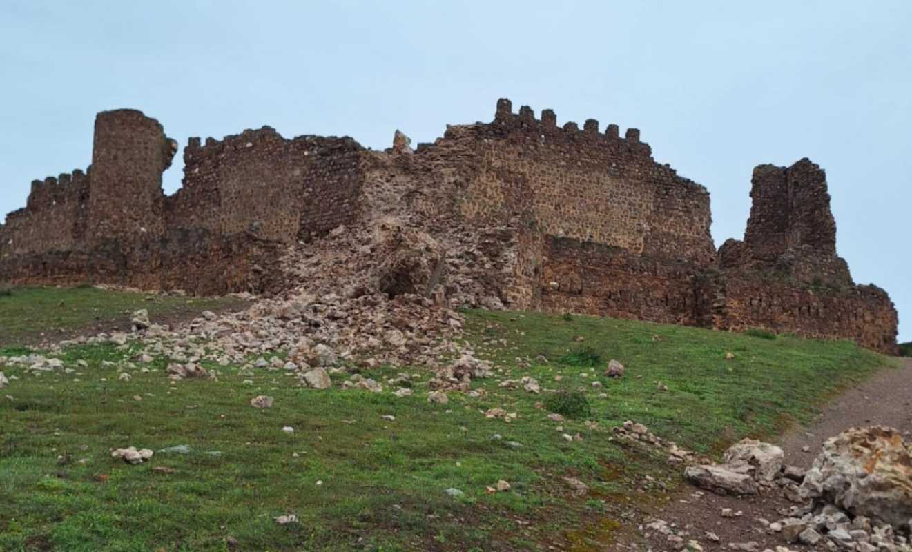 Se derrumba una torre del castillo de Almonacid de Toledo.