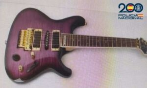 La guitarra que le robaron a Los Mojinos Escozíos.