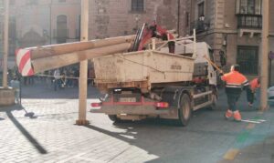 Instalación de los toldos del Corpus en el casco histórico de Toledo. Foto: Rebeca Arango.
