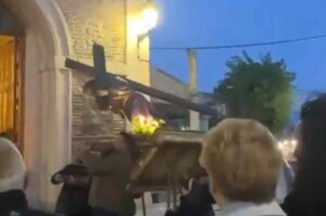 Momento en el que la talla de Cristo cae al suelo en Cobisa.