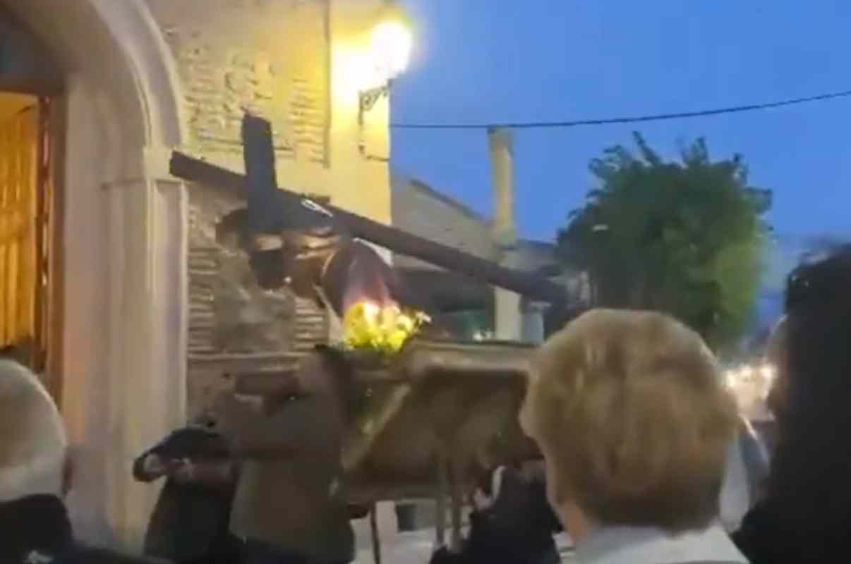 Momento en el que la talla de Cristo cae al suelo en Cobisa.
