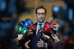 El ministro de Economía, Comercio y Empresa, Carlos Cuerpo, atendiendo a los medios. Foto: EP.
