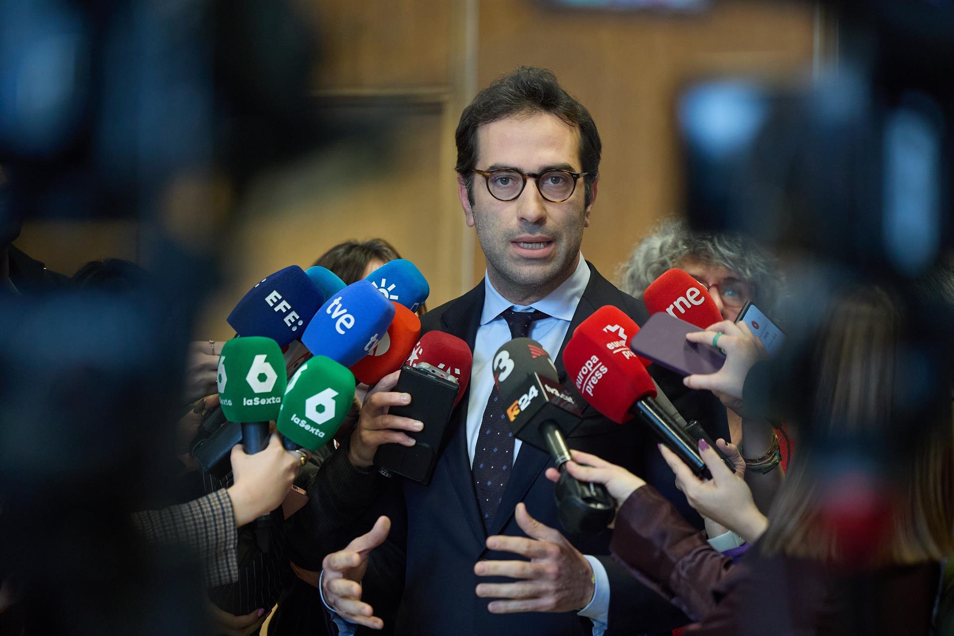 El ministro de Economía, Comercio y Empresa, Carlos Cuerpo, atendiendo a los medios. Foto: EP.
