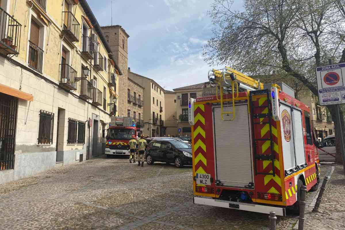 Parte del Paseo de San Cristóbal acordonado por la caida de tejas. Foto: ENCLM / David Engenios