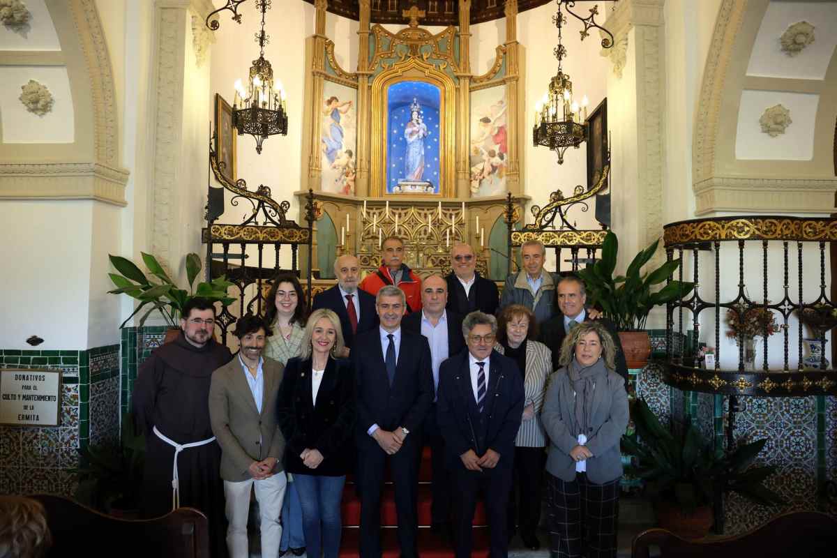 Foto de familia de las autoridades que han conocido la nueva imagen de la ermita del Valle de Toledo.