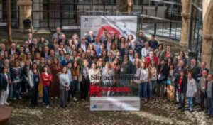 Foto de familia de los participantes en la Asamblea de la FAPE tomada en el patio de Filosofía y Letras. Foto: FAPE.
