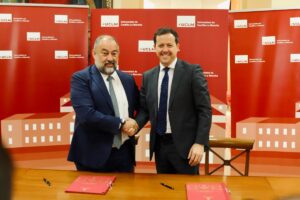 Julián Garde y Carlos Velázquez oficializando el apoyo de UCLM a la Capitalidad de Toledo.