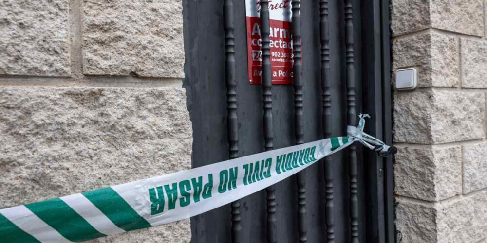 Domicilio donde se ha producido la muerte por disparos en Escalona (Toledo). Foto: EFE/Ángeles Visdómine.