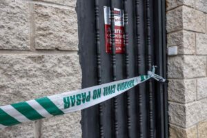 Domicilio donde se ha producido la muerte por disparos en Escalona (Toledo). Foto: EFE/Ángeles Visdómine.