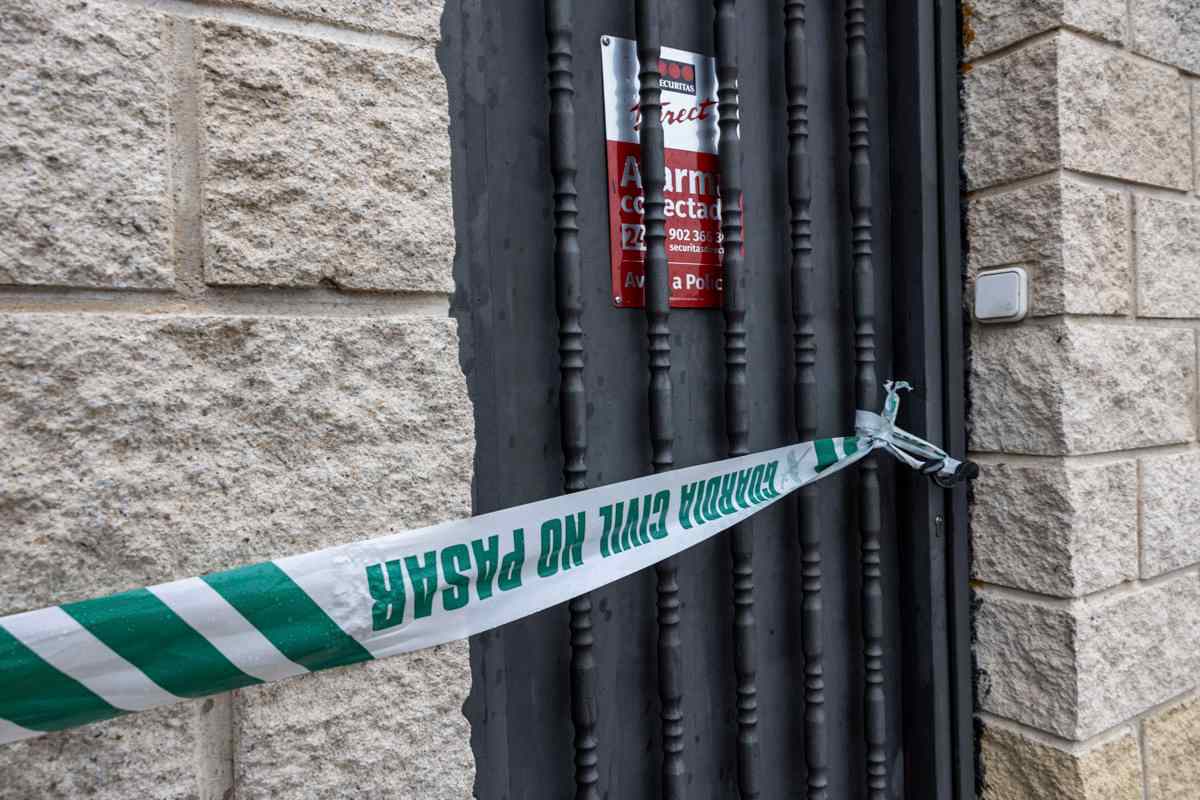 Domicilio donde se ha producido la muerte por disparos en Escalona (Toledo). Foto: EFE/Ángeles Visdómine.