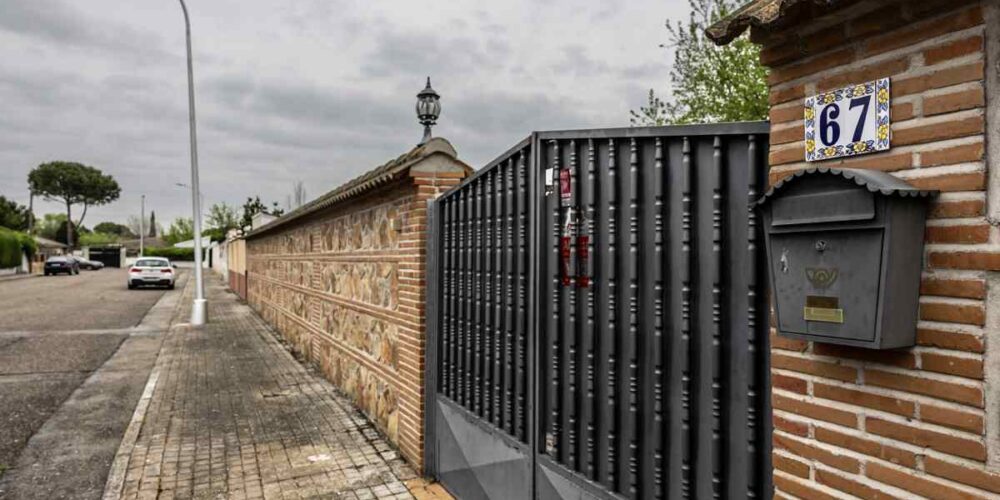 Domicilio donde se ha producido la muerte por disparos en Escalona (Toledo). Foto: EFE/Ángeles Visdómine.