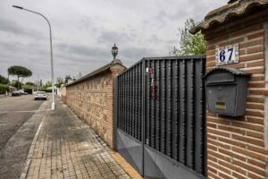 Domicilio donde se ha producido la muerte por disparos en Escalona (Toledo). Foto: EFE/Ángeles Visdómine.