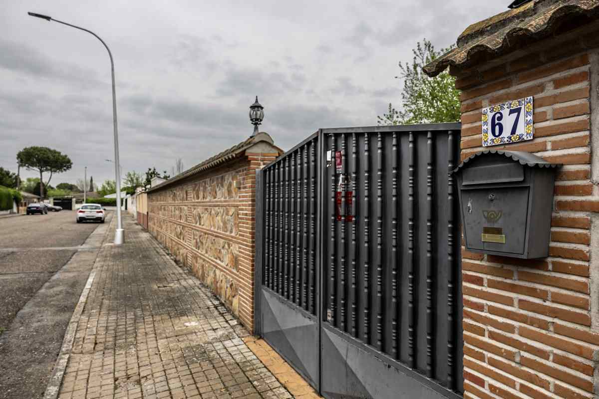 Domicilio donde se ha producido la muerte por disparos en Escalona (Toledo). Foto: EFE/Ángeles Visdómine.
