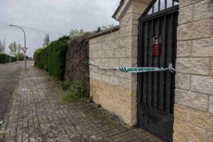 Domicilio donde se ha producido la muerte por disparos en Escalona (Toledo). Foto: EFE/Ángeles Visdómine.