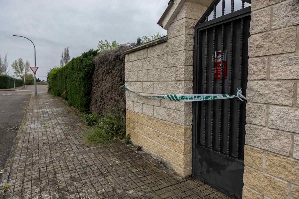 Domicilio donde se ha producido la muerte por disparos en Escalona (Toledo). Foto: EFE/Ángeles Visdómine.