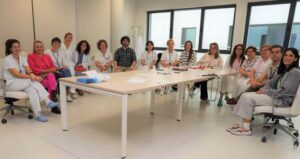 Grupo Focal en el que han participado profesionales de los servicios de Oncología y de Hematología, entre facultativos, enfermeras del Hospital de Día y de hospitalización, TCAE, celadores, pacientes y familiares, en colaboración con la Asociación Española contra el Cáncer.