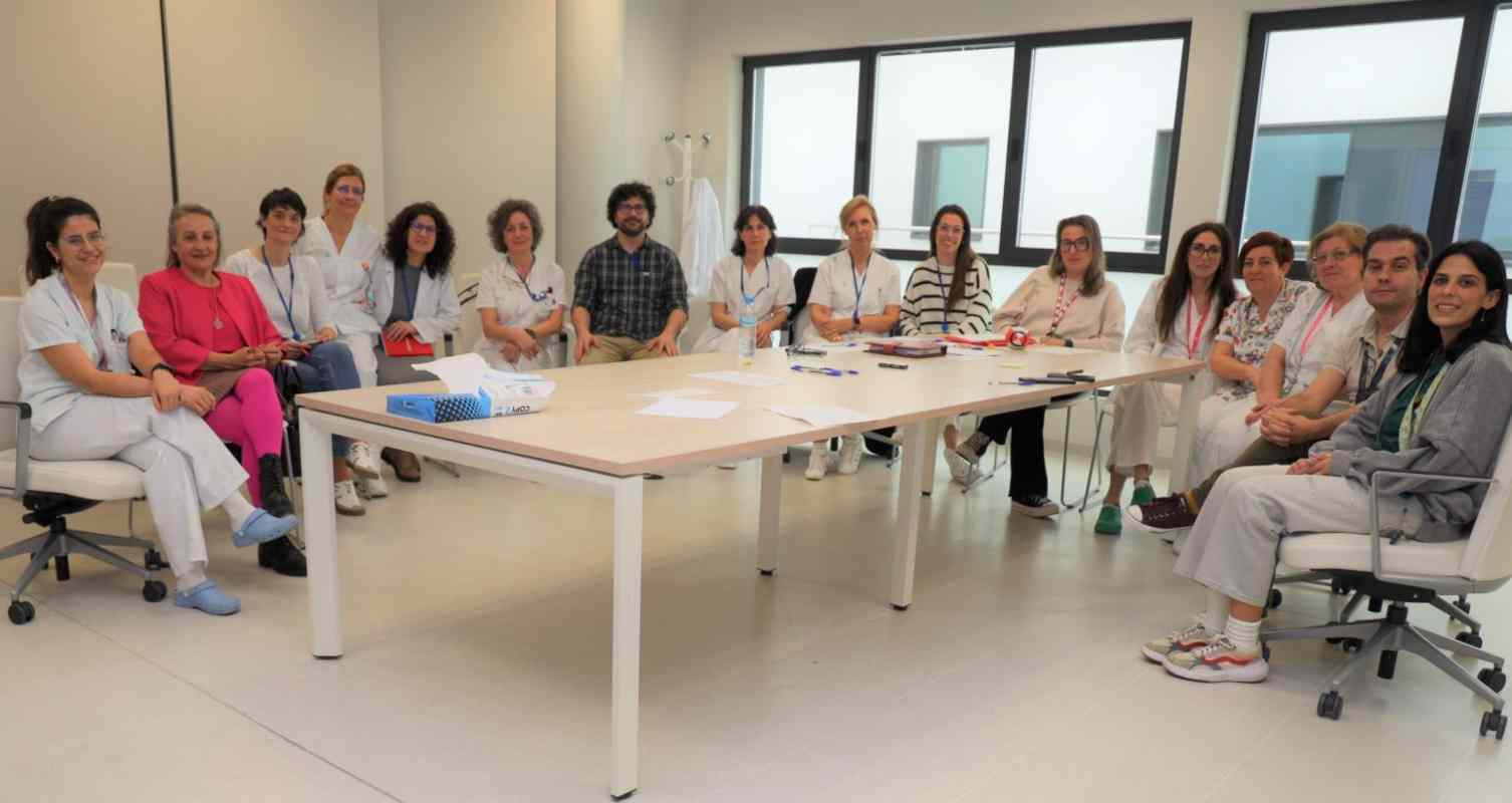 Grupo Focal en el que han participado profesionales de los servicios de Oncología y de Hematología, entre facultativos, enfermeras del Hospital de Día y de hospitalización, TCAE, celadores, pacientes y familiares, en colaboración con la Asociación Española contra el Cáncer.