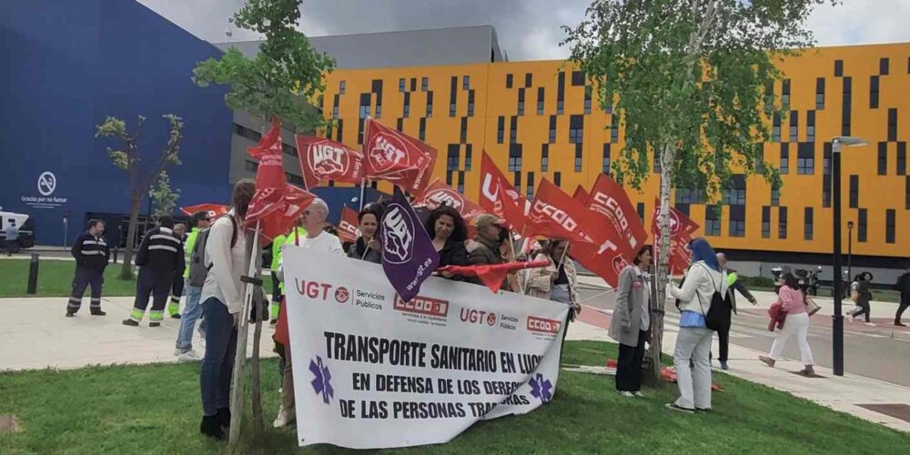Nueva protesta de CCOO y UGT ante el hospital de Toledo.
