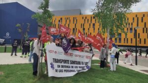 Nueva protesta de CCOO y UGT ante el hospital de Toledo.