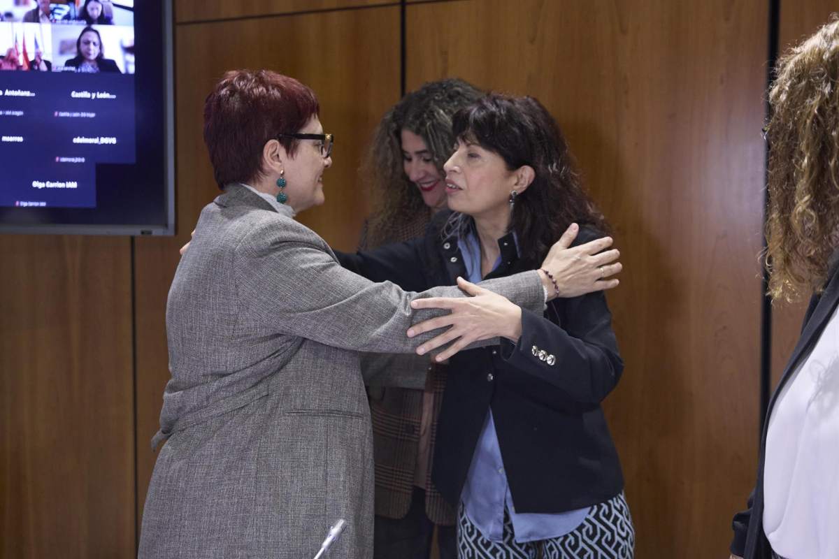 La ministra de Igualdad, Ana Redondo (d), a su llegada a la Conferencia Sectorial de Igualdad. Foto: EP.