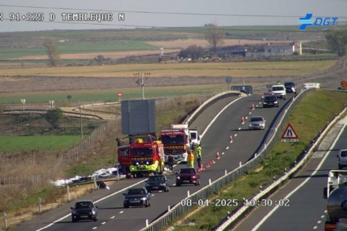 Abierto un carril de la A-4 tras el corte de la carretera por el incendio de un camión. Foto: DGT
