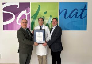 El director de Aenor en CLM, Antonio Contreras, entrega la certificación a los responsables del proyecto, Andrés Pastor, director del hospital, y José Ángel González, técnico de Prevención y Calidad Asistencial.