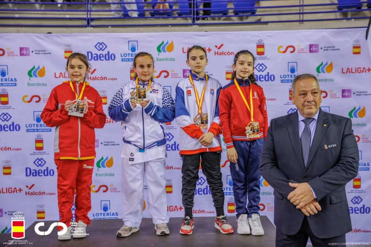 Podio de la categoría kumite alevín femenino, 32 kg: Daniela Villacañas (primera por la derecha), bronce. Foto: RFEkarate..