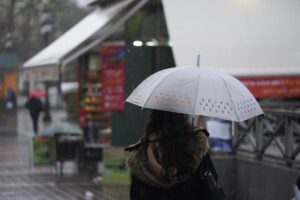 Una persona se protege de la lluvia con un paraguas. Foto: EP.