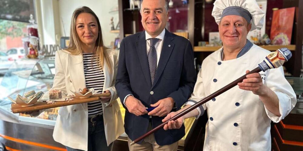 El alcalde presentó el pastel de Mondas.