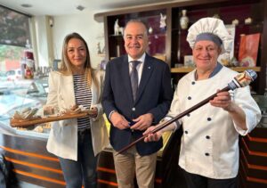 El alcalde presentó el pastel de Mondas.