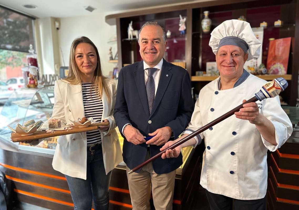 El alcalde presentó el pastel de Mondas.