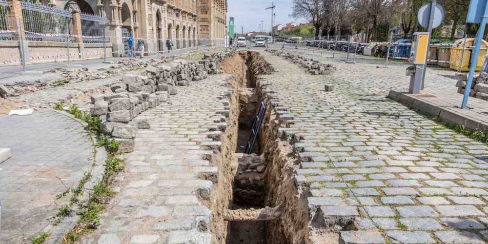 Obras en la estación de tren de Toledo que sacan a la luz un muro que podría ser de época romana. EFE/Ángeles Visdómine.