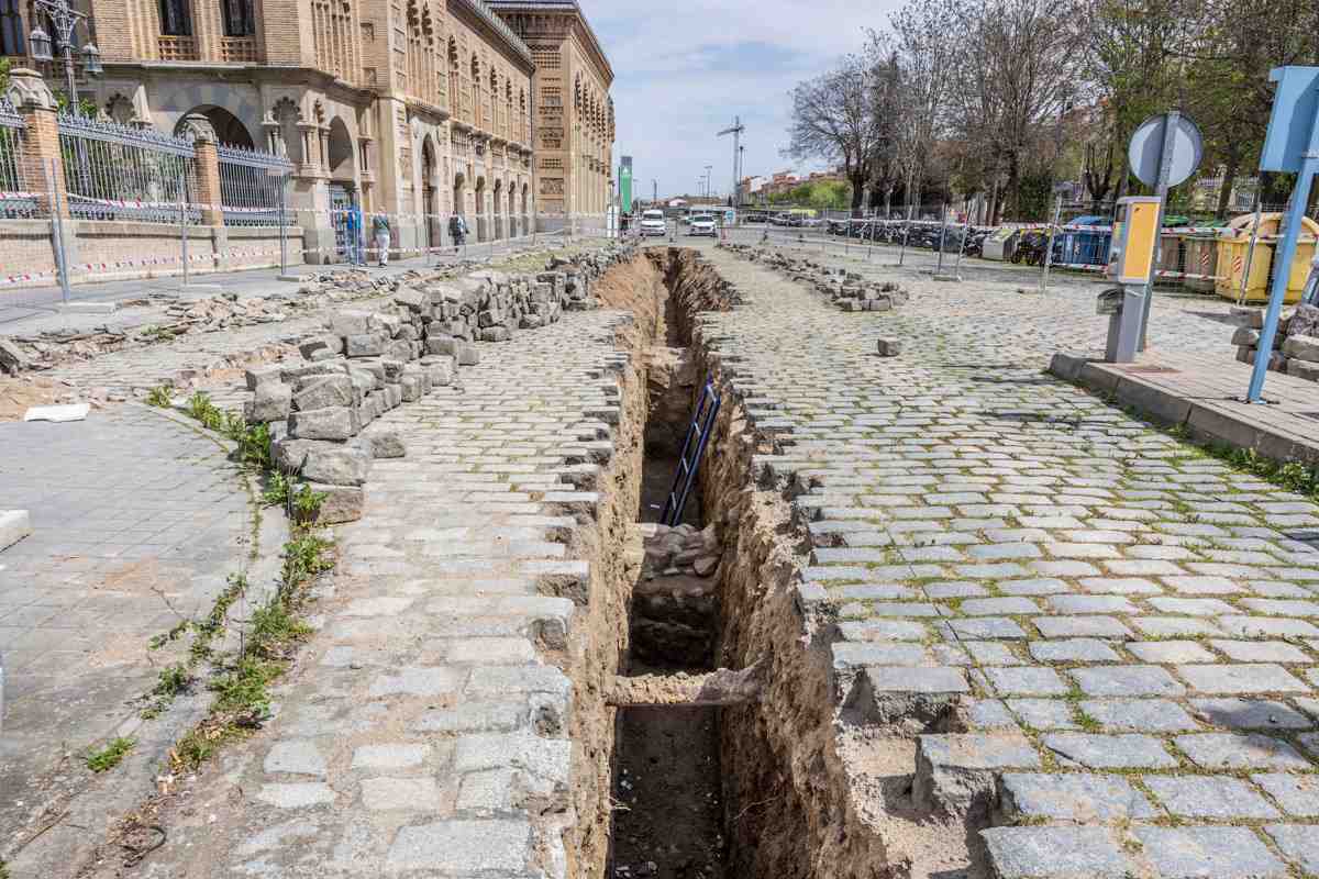 Obras en la estación de tren de Toledo que sacan a la luz un muro que podría ser de época romana. EFE/Ángeles Visdómine.