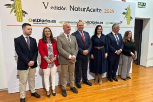 Foto de familia de las autoridades en la presentación de la V NaturAceite de Mora.