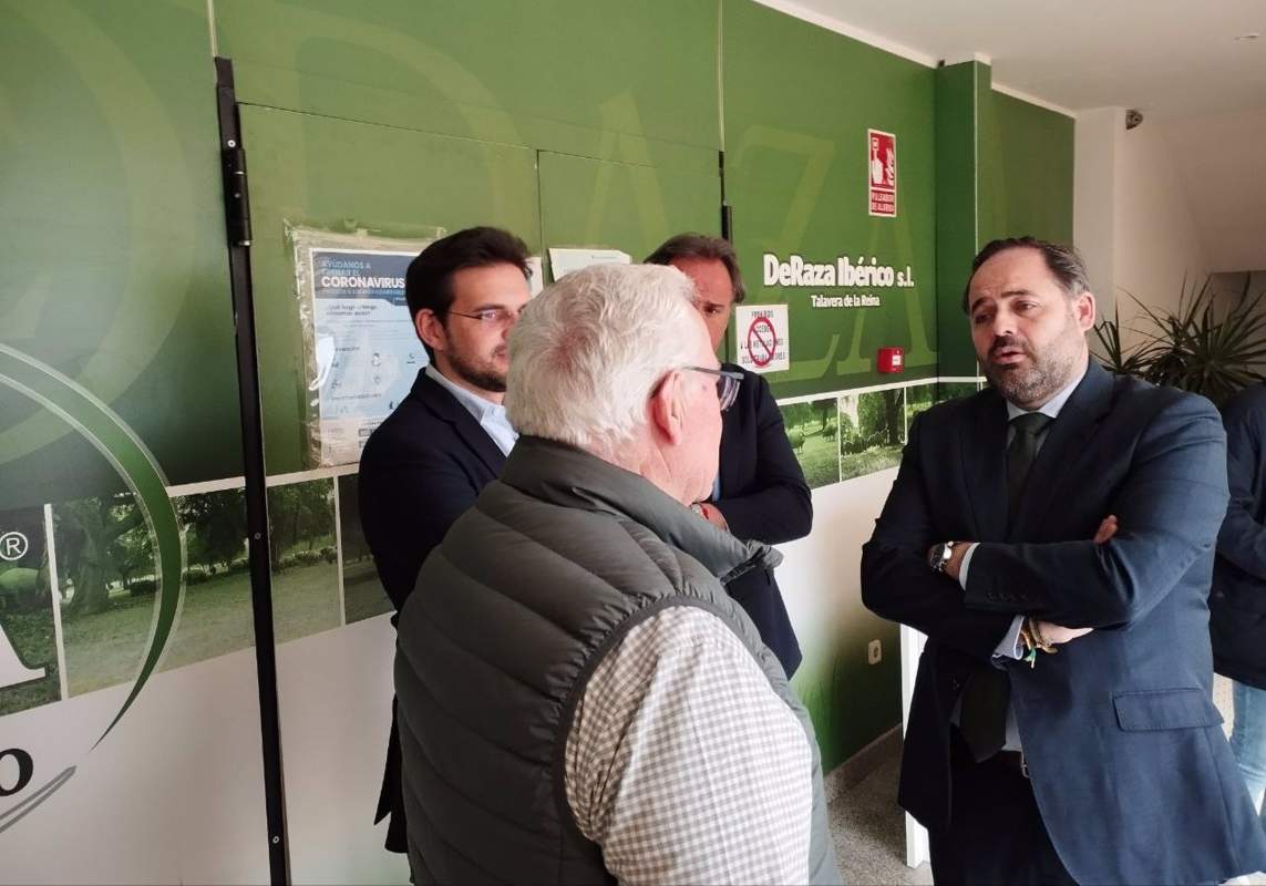 Paco Núñez, durante su visita a la empresa DeRaza Ibéricos en Talavera.
