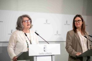 La consejera Portavoz del Gobierno regional, Esther Padilla, y la consejera de Desarrollo Sostenible, Mercedes Gómez.
