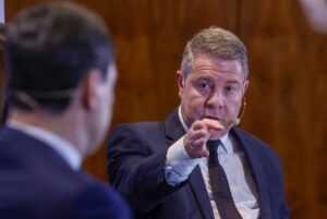 El presidente de Castilla-La Mancha, Emiliano García-Page (d) y el presidente de la Junta de Andalucía, Juanma Moreno (i), participan en el desayuno 'La Industria de la Felicidad', este viernes en Madrid. EFE/Juan Carlos Hidalgo