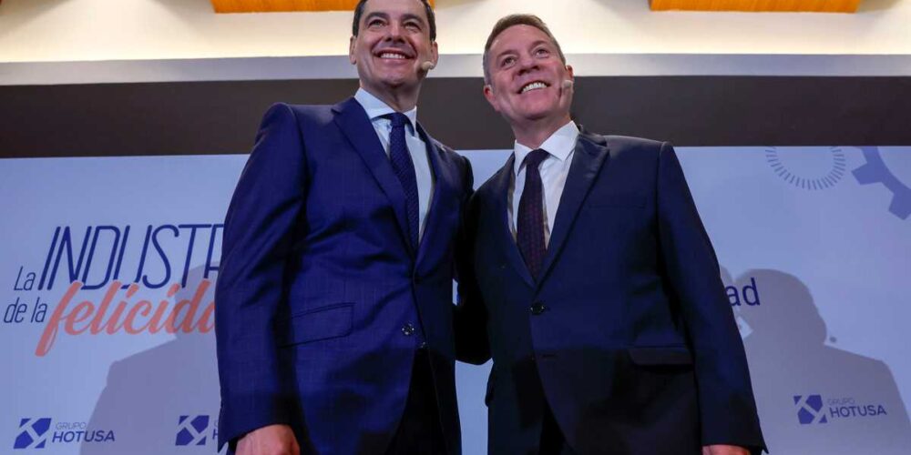 El presidente de Andalucía, Juanma Moreno, y el de Castilla-La Mancha, Emiliano García-Page. Foto: EFE/Juan Carlos Hidalgo.