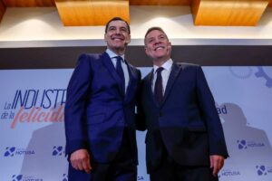 El presidente de Andalucía, Juanma Moreno, y el de Castilla-La Mancha, Emiliano García-Page. Foto: EFE/Juan Carlos Hidalgo.